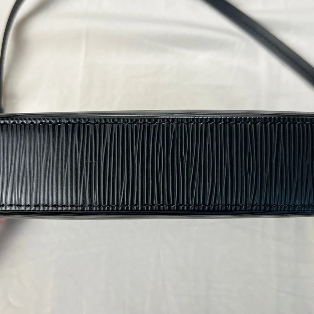 Louis Vuitton Pochette Accessoires Epi Leather - Picture 13 of 16